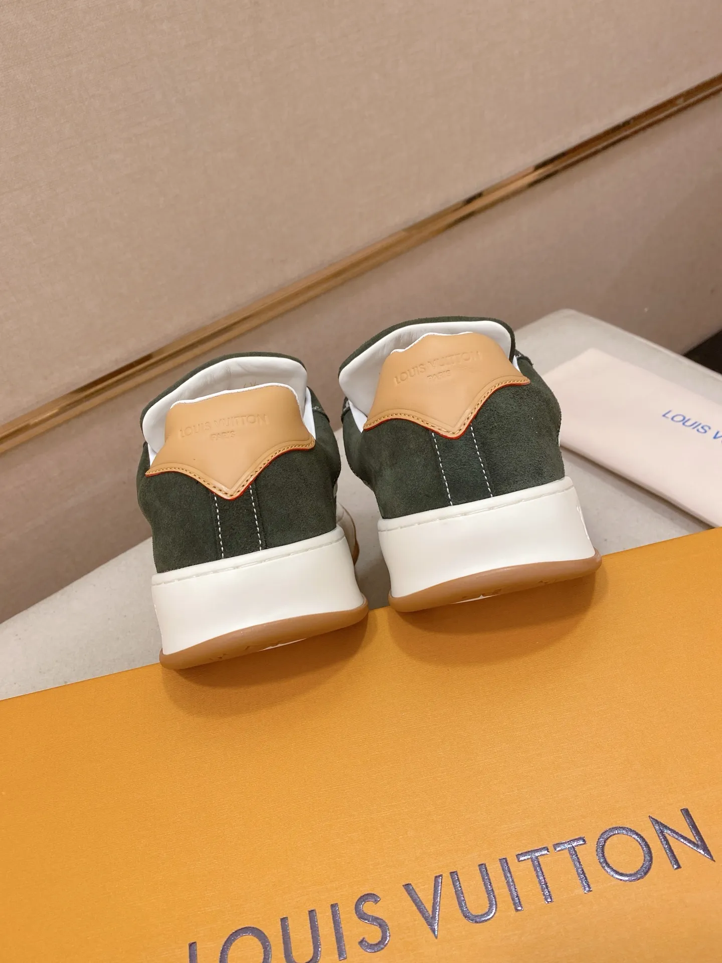 Factory price: 480💰 LV 🫏The colorful interpretation of BUTTERSOFT sneakers combines sheepskin, The colorful interpretation of LV BUTTERSOFT sneakers combines sheepskin and calfskin for a super soft feel. Designed by Pharrell Williams, this '60s-inspired shoe features a padded upper that's been crafted by Louis Vuitton craftsmen to further enhance the comfort of the leather. In addition to the LV initials, it features multiple signatures, including natural leather trim and an embossed pattern of Pharrell Williams and lobster on the side, referencing the Fall/Winter 2025 men’s show. A must-have artifact for fashionistas✅ Code number 38-44